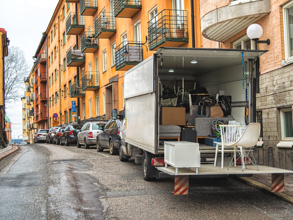 camion de mudanzas aparcado en el barrio