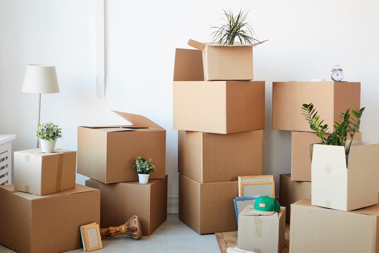 cajas y mas cajas de mudanzas en habitacion