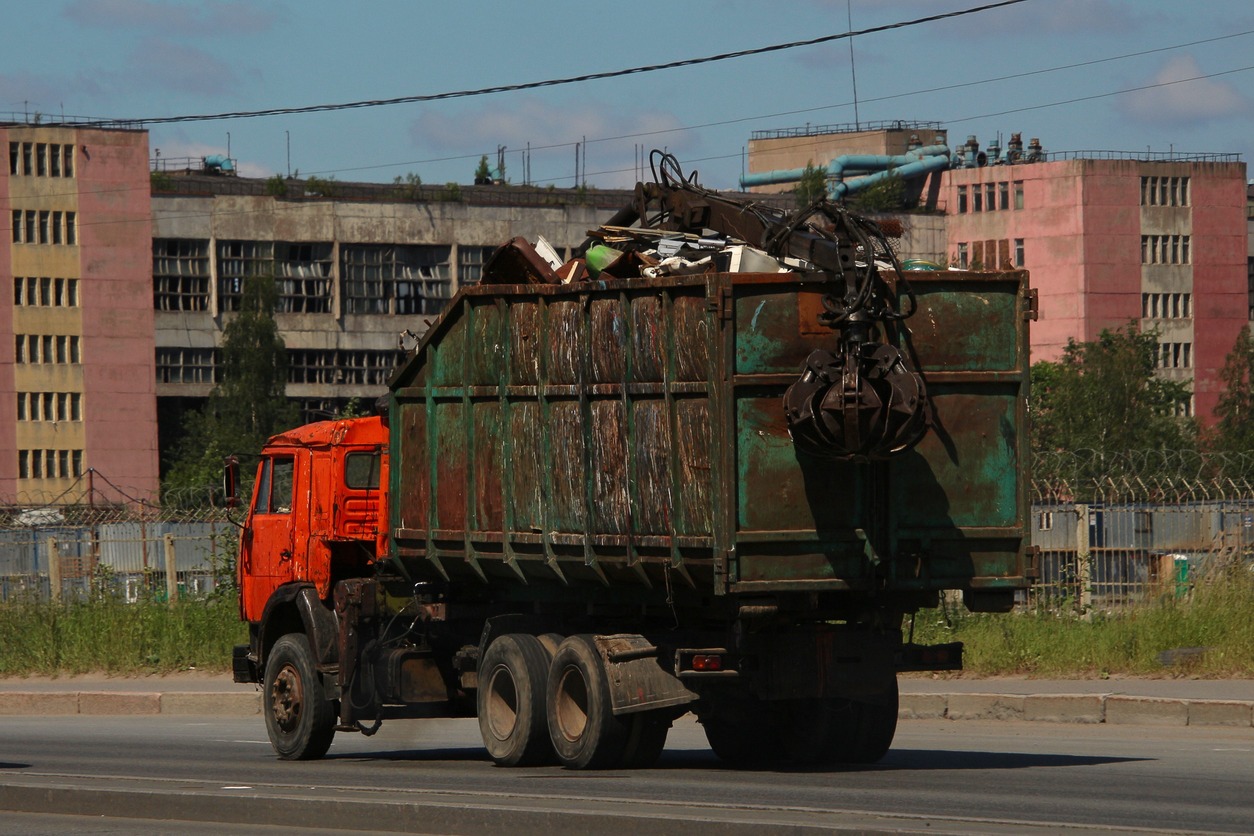 camion de chatarreria entra en ciudad