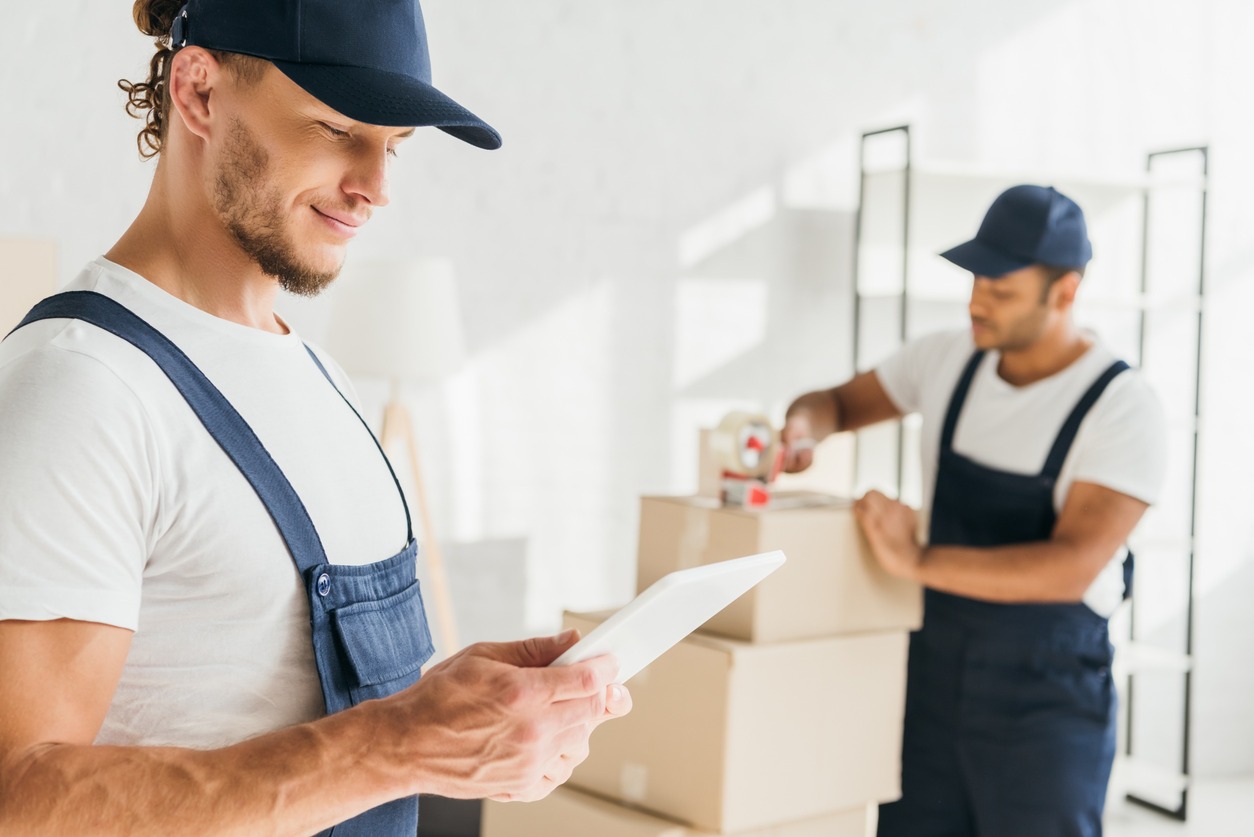 profesionales de las mudanzas embalando cajas 